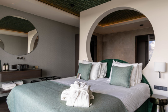 Suite Forêt Van der Valk Nuland bed met badkamer en designaccenten.