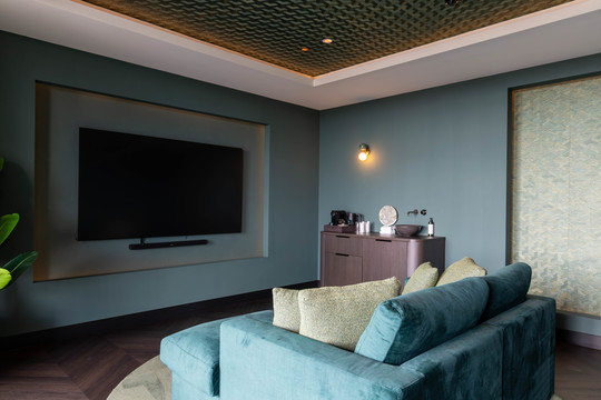 Suite Forêt Van der Valk Nuland woonkamer met zithoek en tv.