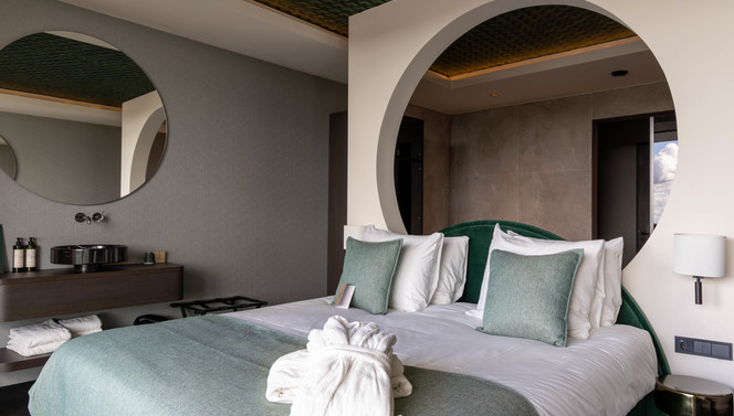 Forêt Suite Van der Valk Nuland bed with bathroom and design accents.