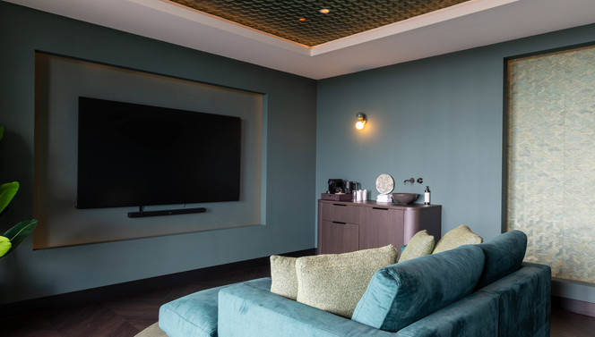 Forêt Suite Van der Valk Nuland living room with seating area and TV.