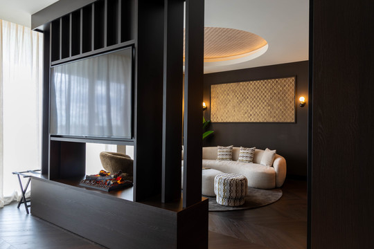Suite Marron Van der Valk Nuland zithoek met ronde bank en open haard.