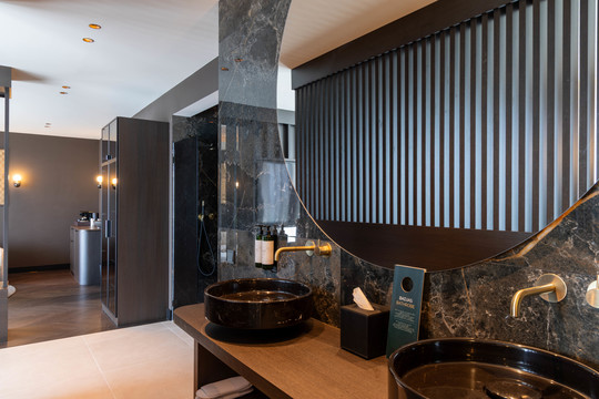 Badkamer Suite Marron Van der Valk Nuland met dubbele wastafels en marmeren afwerking.