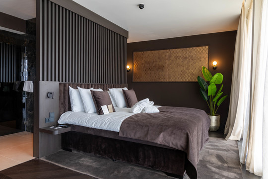 Suite Marron Van der Valk Nuland met kingsize bed en luxe inrichting.