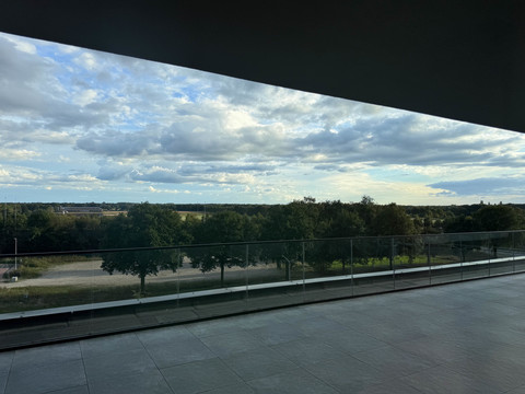 Suite Marron Van der Valk Nuland balkon met uitzicht op de natuur.