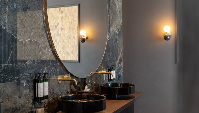 Badkamer Suite Marron Van der Valk Nuland met dubbele wastafels en marmeren afwerking.