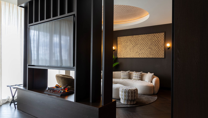 Suite Marron Van der Valk Nuland zithoek met ronde bank en open haard.