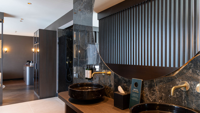Badkamer Suite Marron Van der Valk Nuland met dubbele wastafels en marmeren afwerking.
