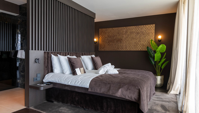 Suite Marron Van der Valk Nuland met kingsize bed en luxe inrichting.