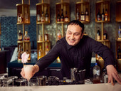 Barman met cocktail